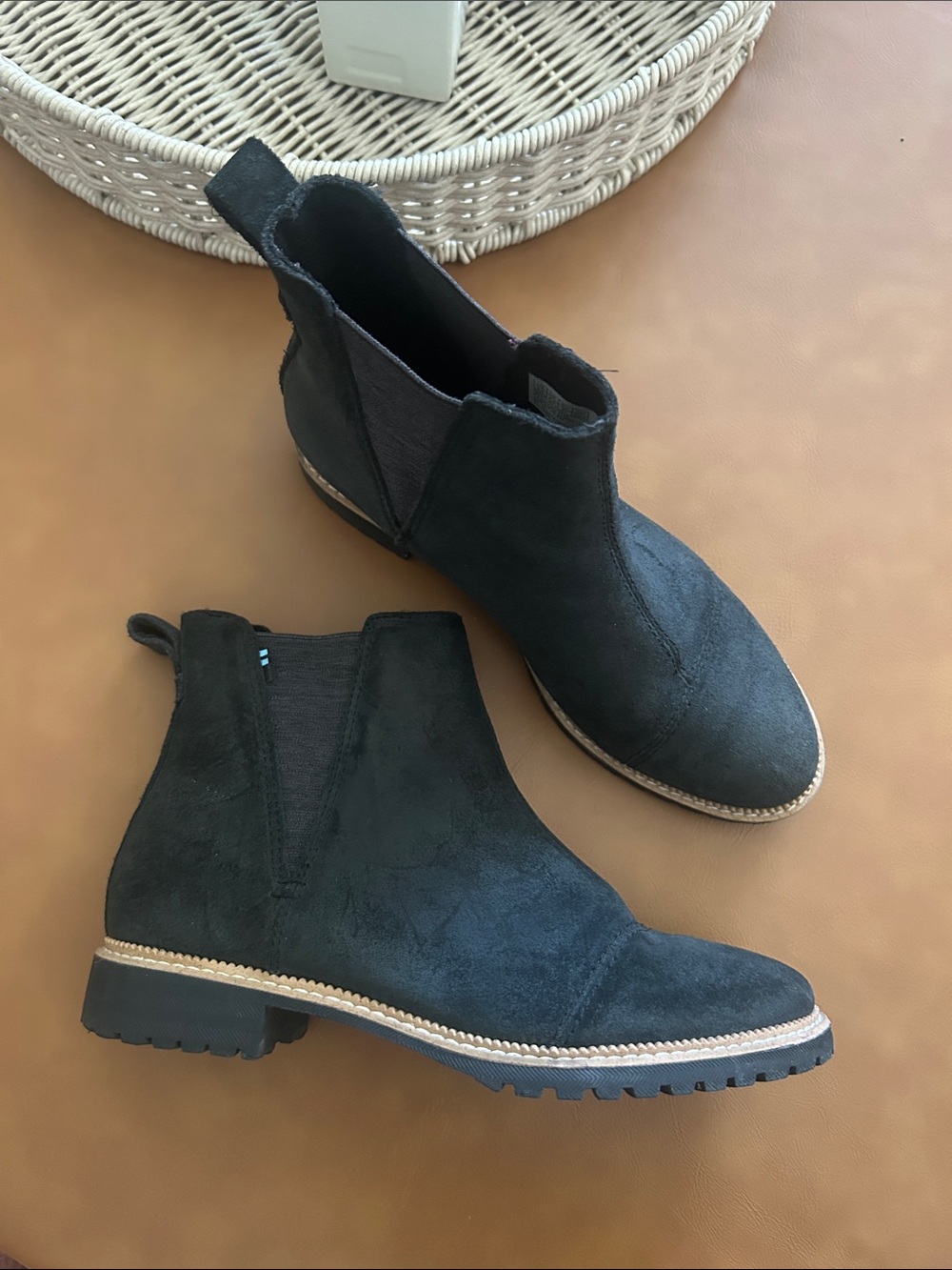 Toms Cleo Black Suede Chelsea Boots Size 6.5